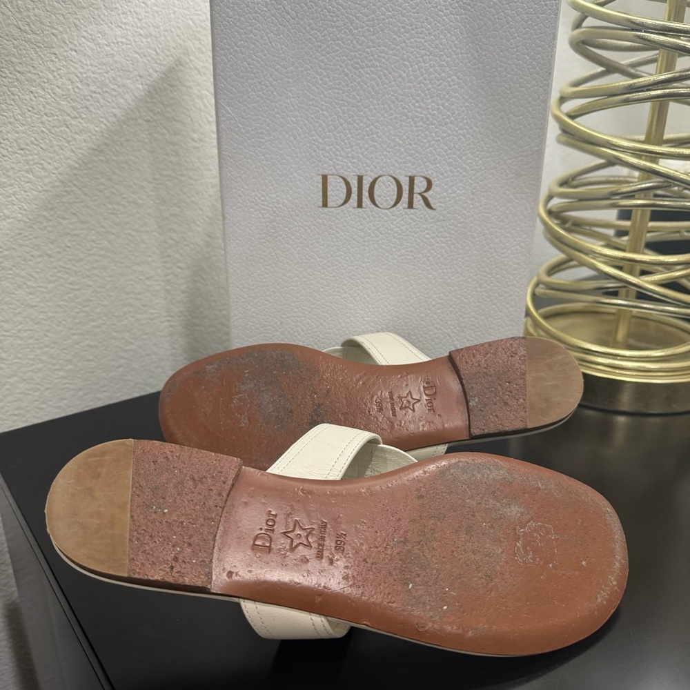 Christian Dior 30 Montaigne CD Leather Thong Sandal White/Gold 39.5 - Picture 8 of 9